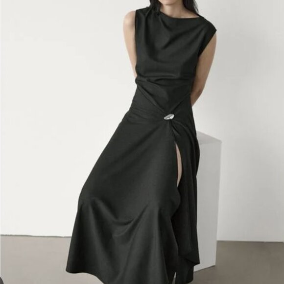 BNWT MASSIMO DUTTI Midi Dress With Brooch Detail in Black - Picture 2 of 5